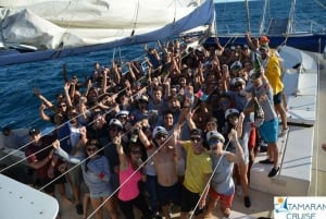 Lloret de Mar : Croisière en catamaran avec repas, boissons et musique