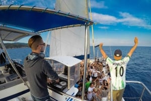 Lloret de Mar : Croisière en catamaran avec repas, boissons et musique