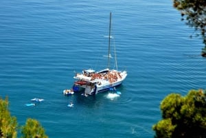 Lloret de Mar : Croisière en catamaran avec repas, boissons et musique