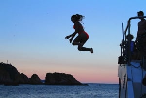 Lloret de Mar : Croisière en catamaran avec repas, boissons et musique