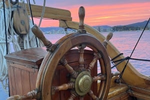 Palamós: Passeio de barco ao pôr do sol com taça de cava