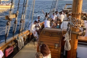 Palamós: Paseo en Barco al Atardecer con Copa de Cava