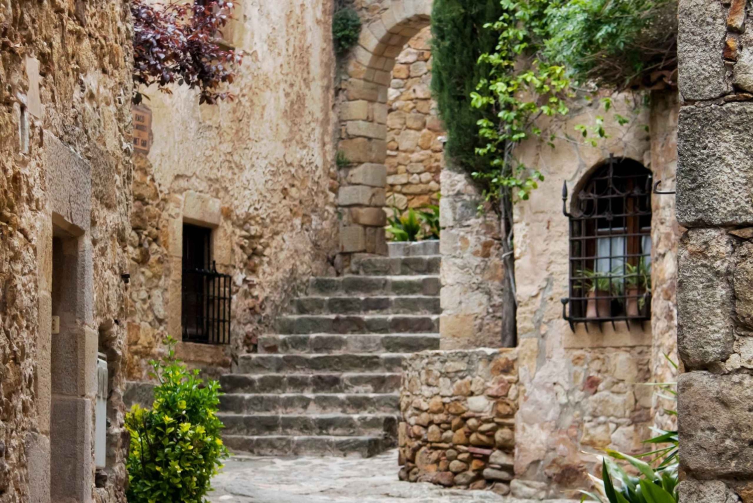 Private Tour Girona & Medieval Villages from Barcelona