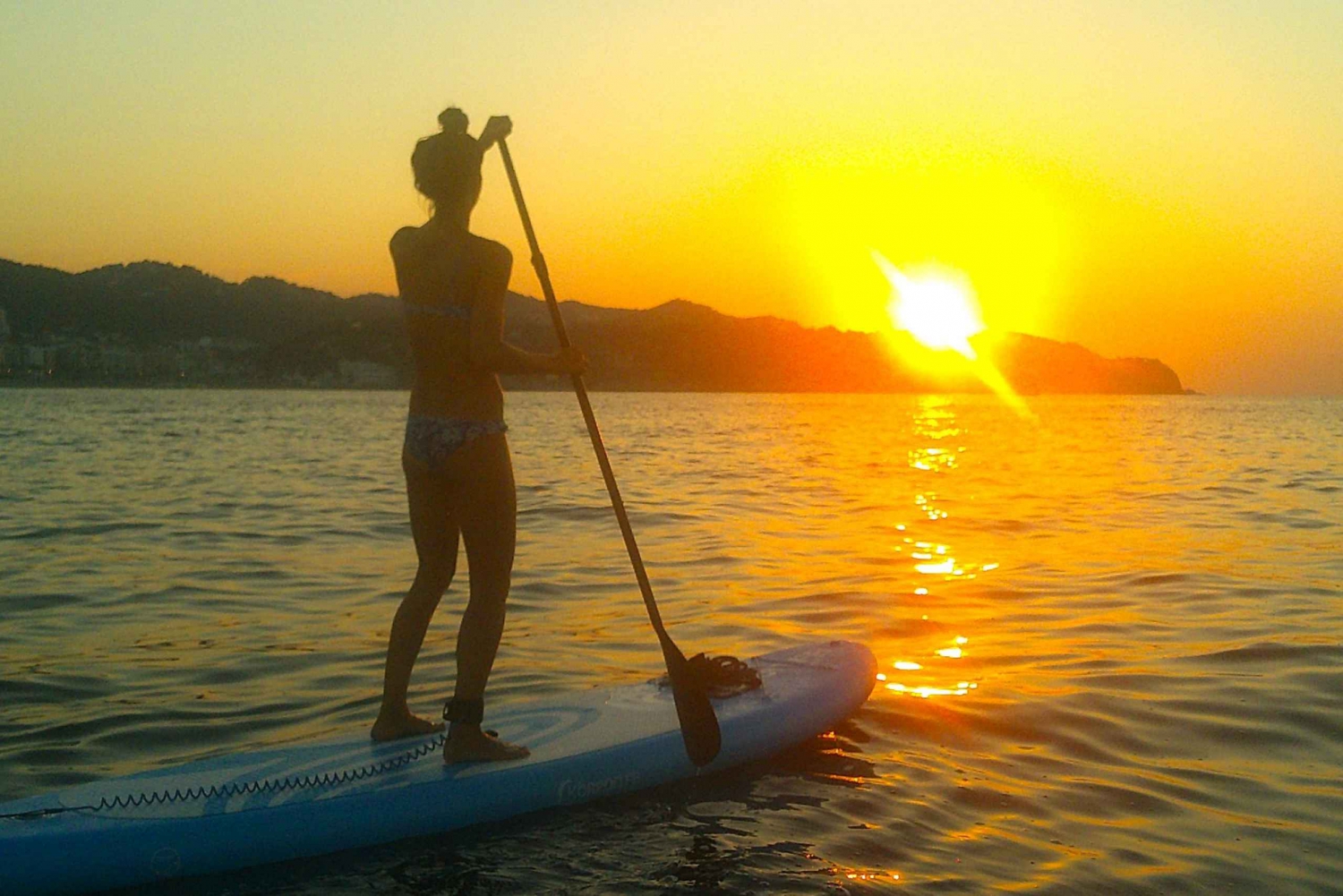 Lloret de Mar : Promenade en paddle board au lever du soleil avec un instructeur