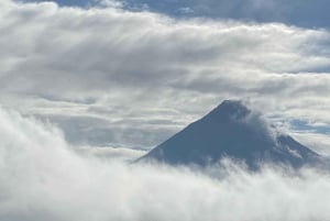 Caminata 4 en 1 por el Volcán Arenal, puentes, cascada y aguas termales