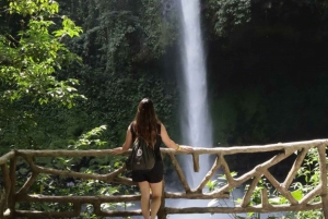 Randonnée 4-en-1 sur le volcan Arenal, ponts, chutes d'eau et sources thermales