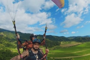 Полет на высоте 900 футов над Тихим океаном и тропическими лесами