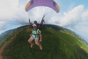 Полет на высоте 900 футов над Тихим океаном и тропическими лесами