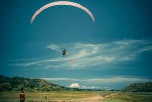 Полет на высоте 900 футов над Тихим океаном и тропическими лесами