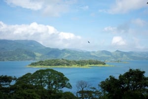 Aventura no Parque Nacional Arenal com caminhada e passeio de barco