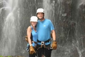 Vulkan Arenal: Canyoneering-Abenteuer in einer Schlucht