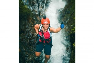 Vulkan Arenal: Canyoneering-Abenteuer in einer Schlucht