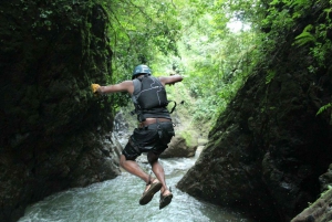 Vulkanen Arenal: Vattenfallshopp och extrem canyoning