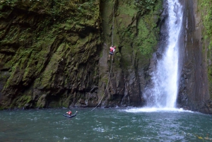 Vulcano Arenal: salto in cascata e canyoning estremo