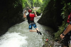 Vulcano Arenal: salto in cascata e canyoning estremo