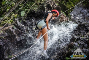 Aventura de barranquismo: Descenso de cascadas en el Volcán Arenal