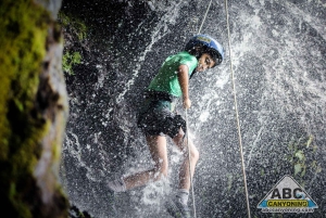 Aventura de barranquismo: Descenso de cascadas en el Volcán Arenal