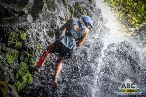 Aventura de barranquismo: Descenso de cascadas en el Volcán Arenal