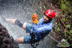 Aventura de barranquismo: Descenso de cascadas en el Volcán Arenal