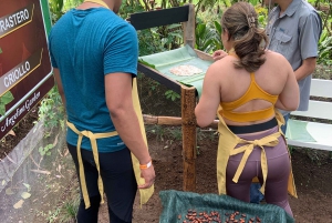 La Fortuna: Garden Walking Tour with Chocolate and Coffee