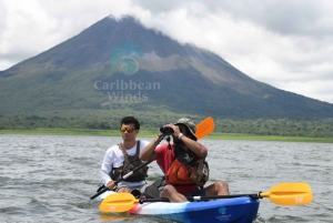 Goditi la migliore vista del vulcano durante il nostro tour in kayak sul lago Arenal