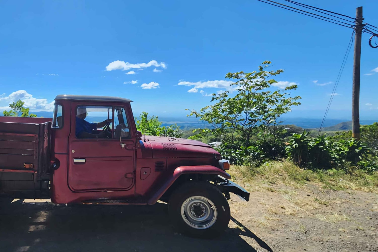 Odkrywanie i przygoda: przejażdżka i wędrówka Toyotą Land Cruiser