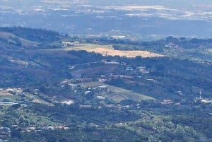 Odkrywanie i przygoda: przejażdżka i wędrówka Toyotą Land Cruiser