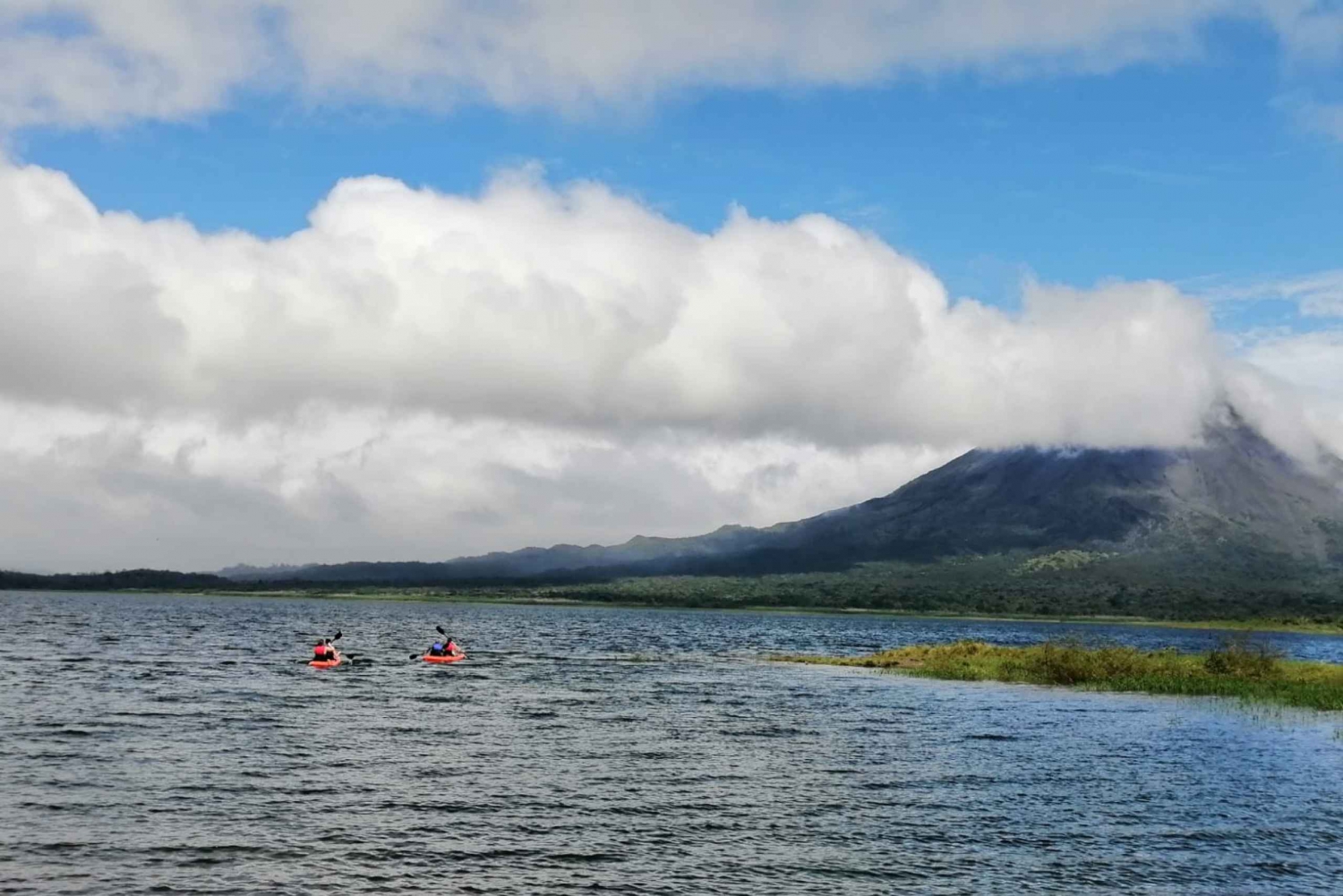 Desde Monteverde: Traslado en barco por el lago Arenal a La Fortuna