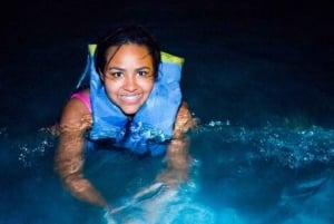 Desde Puntarenas: tour en barco bioluminiscente con barbacoa y bebidas