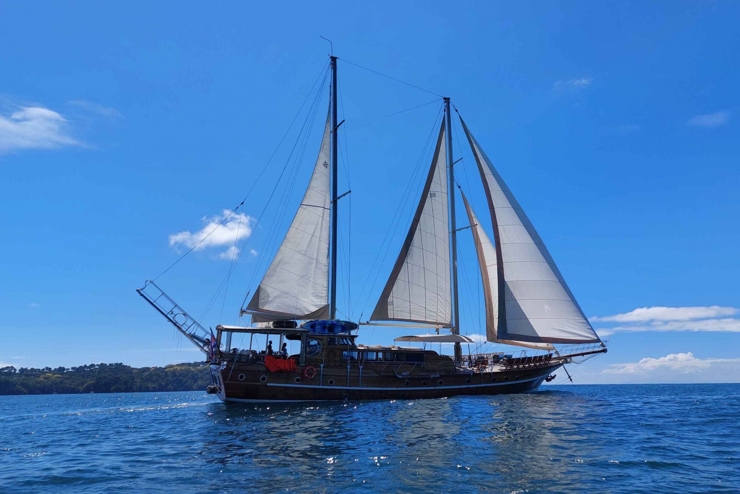 Quepos: Wooden Sail Yacht Cruise with Watersports and Food