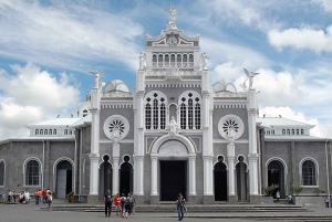 From San Jose: Irazu Volcano Crater Hike and Cartago Trip