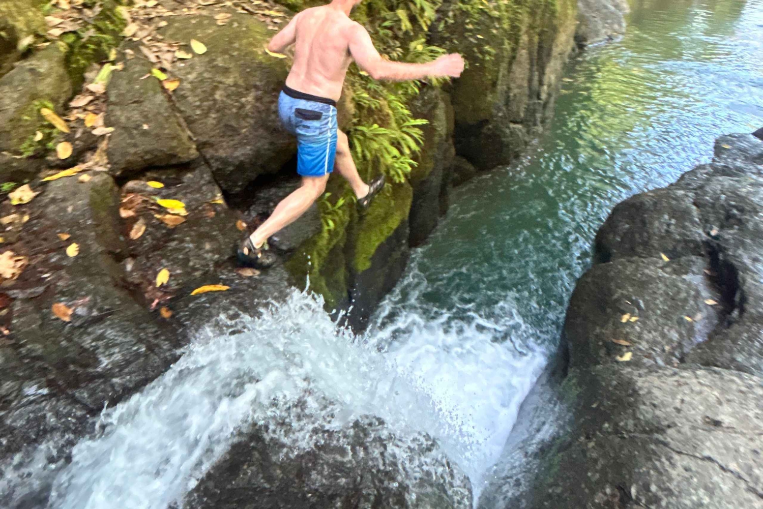 Avventura di un giorno tra cascate e spiagge