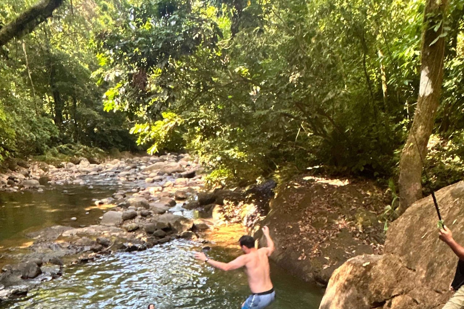 Avventura di un giorno tra cascate e spiagge