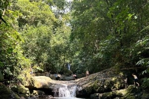 Avventura di un giorno tra cascate e spiagge