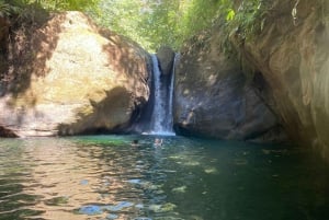 Avventura di un giorno tra cascate e spiagge