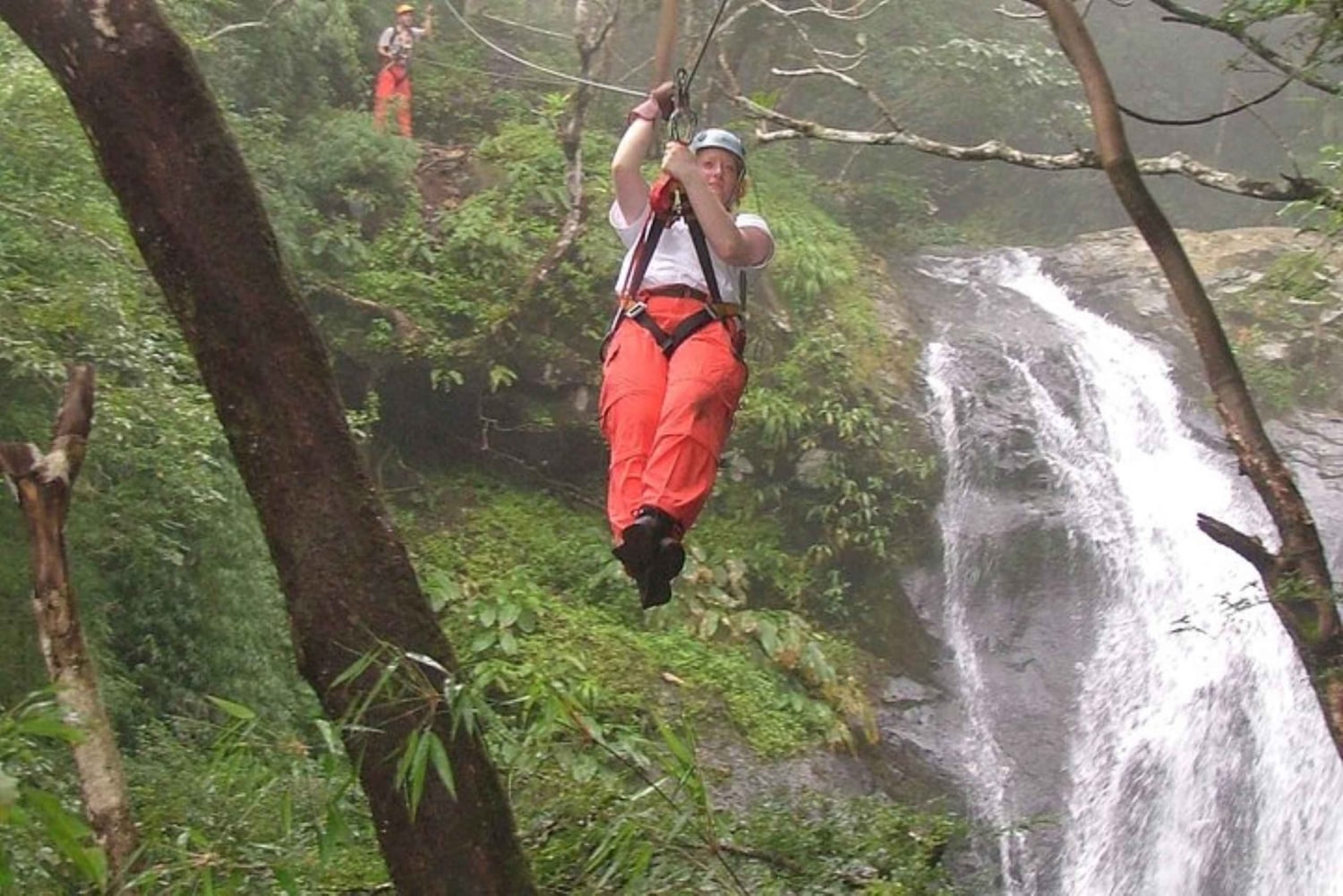 Golden Pack/2 päivää/1 yö+18 köyttä Zipline 11 vesiputouksella