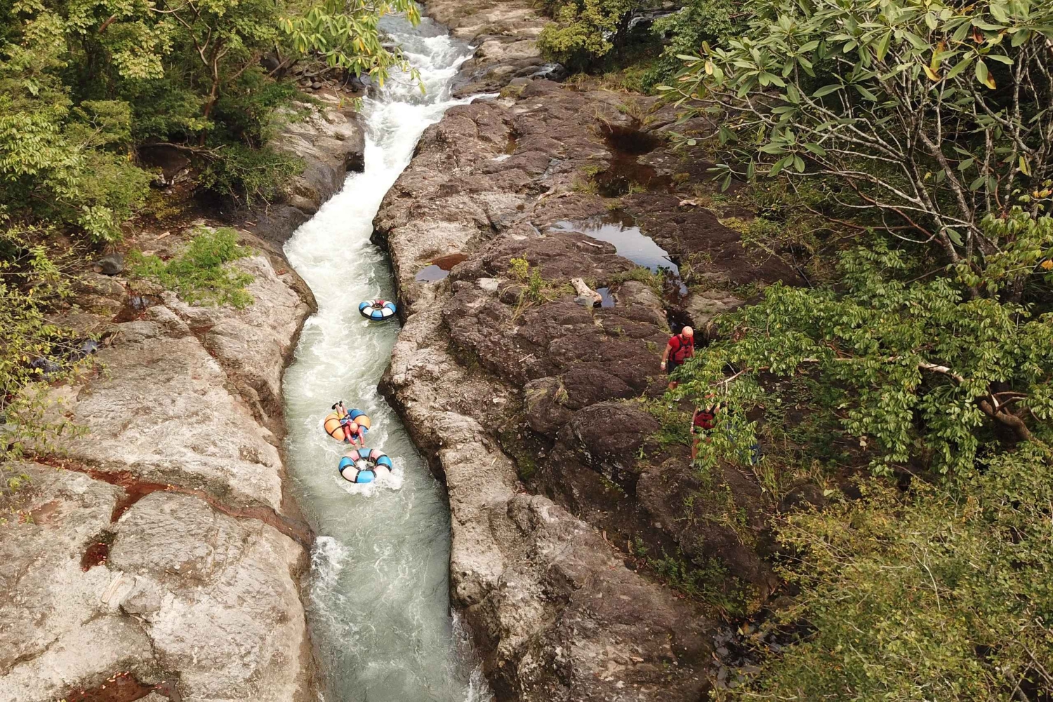 Aventura en el volcán Guachipelin: tirolina, tubing y aguas termales