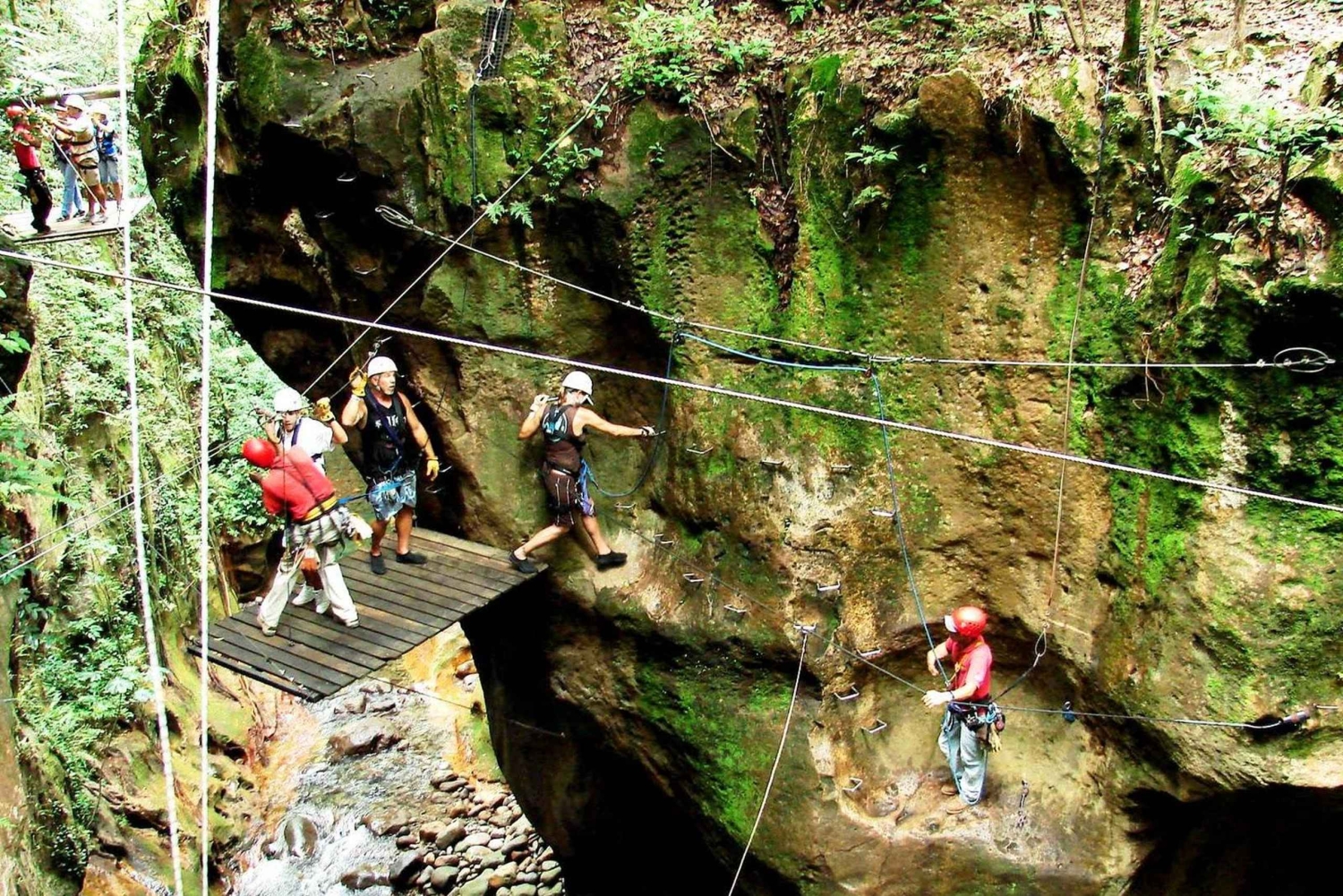 Aventura en el volcán Guachipelin: tirolina, tubing y aguas termales