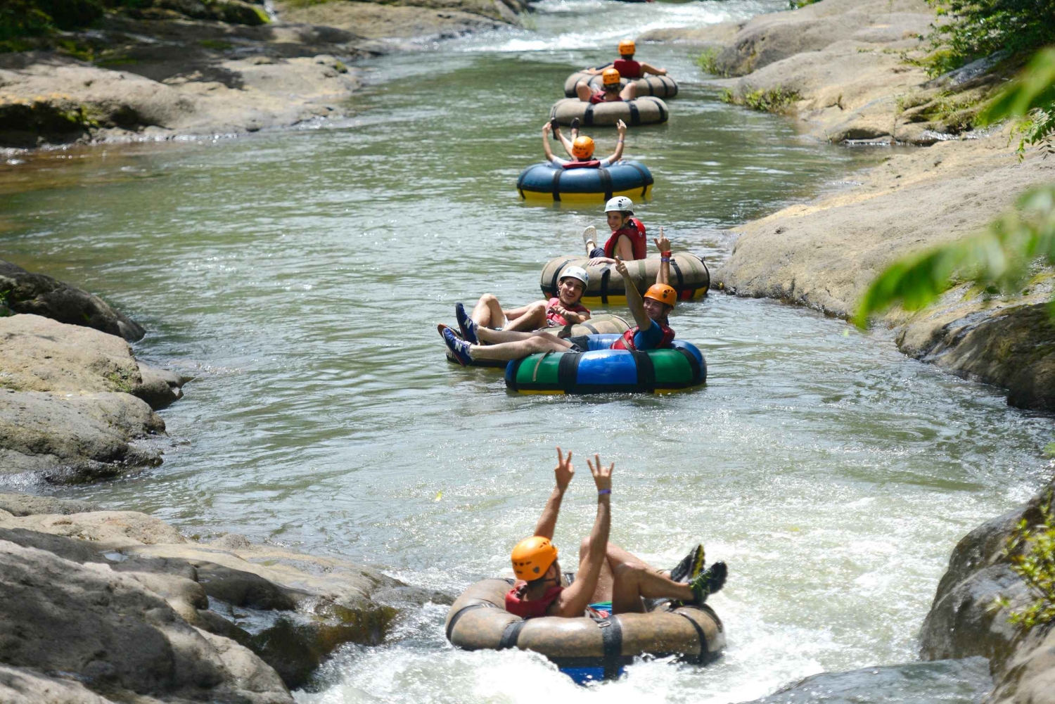 Aventura en el volcán Guachipelin: tirolina, tubing y aguas termales