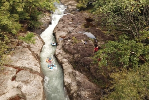 Aventura en el volcán Guachipelin: tirolina, tubing y aguas termales