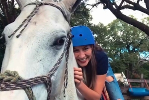 Aventura en el volcán Guachipelin: tirolina, tubing y aguas termales