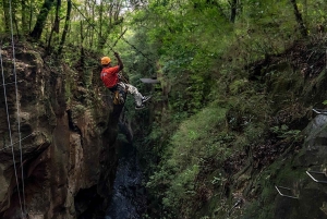 Aventura en el volcán Guachipelin: tirolina, tubing y aguas termales