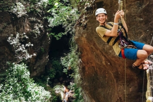 Aventura en el volcán Guachipelin: tirolina, tubing y aguas termales
