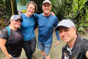 Opastettu kävely Manuel Antonion viidakossa optisilla laitteilla.