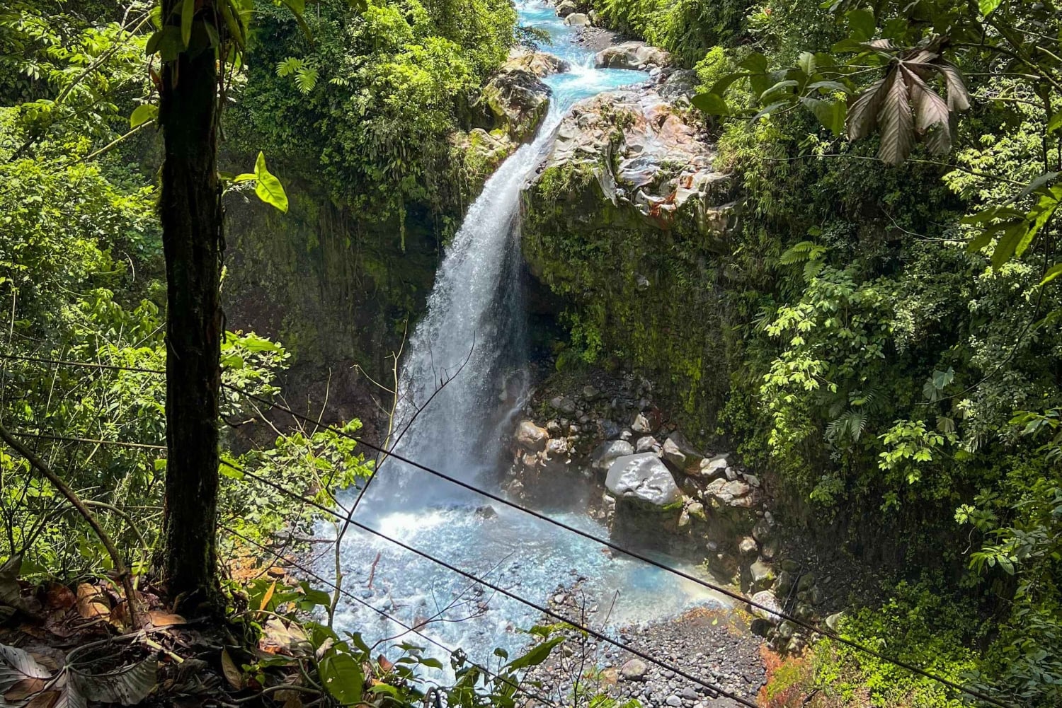隠れた滝と温泉への乗馬体験をお楽しみください