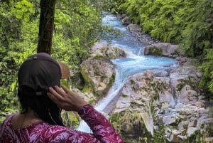 隠れた滝と温泉への乗馬体験をお楽しみください