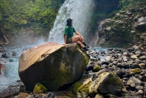 隠れた滝と温泉への乗馬体験をお楽しみください