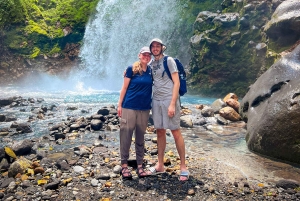 隠れた滝と温泉への乗馬体験をお楽しみください