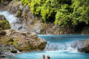 隠れた滝と温泉への乗馬体験をお楽しみください