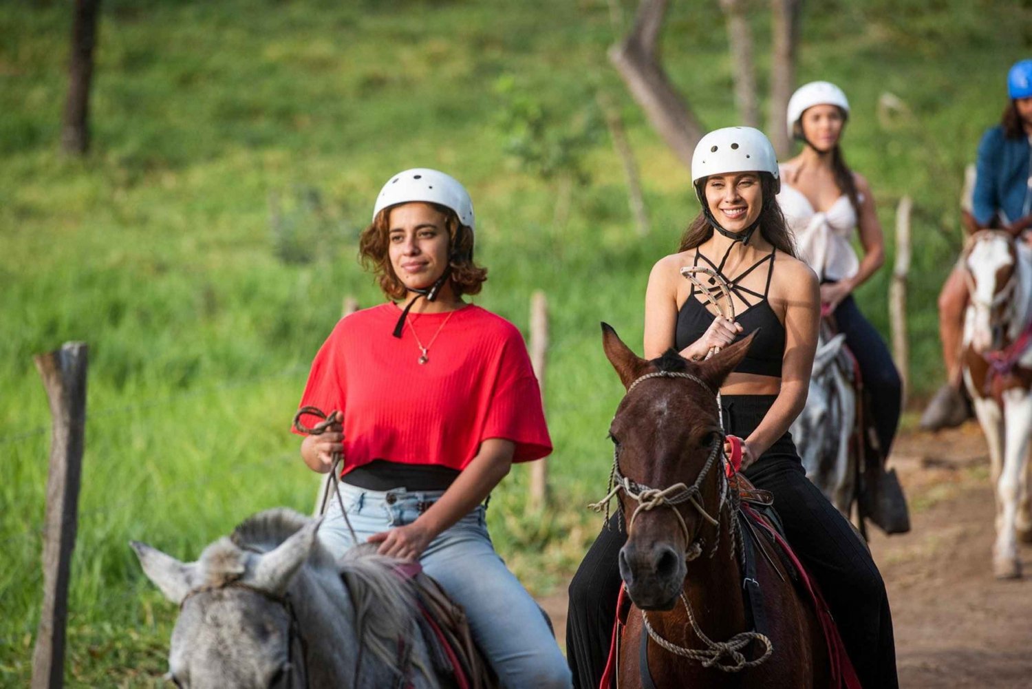 Paseos a caballo de medio día: Equitación+ comida+ fuente termal